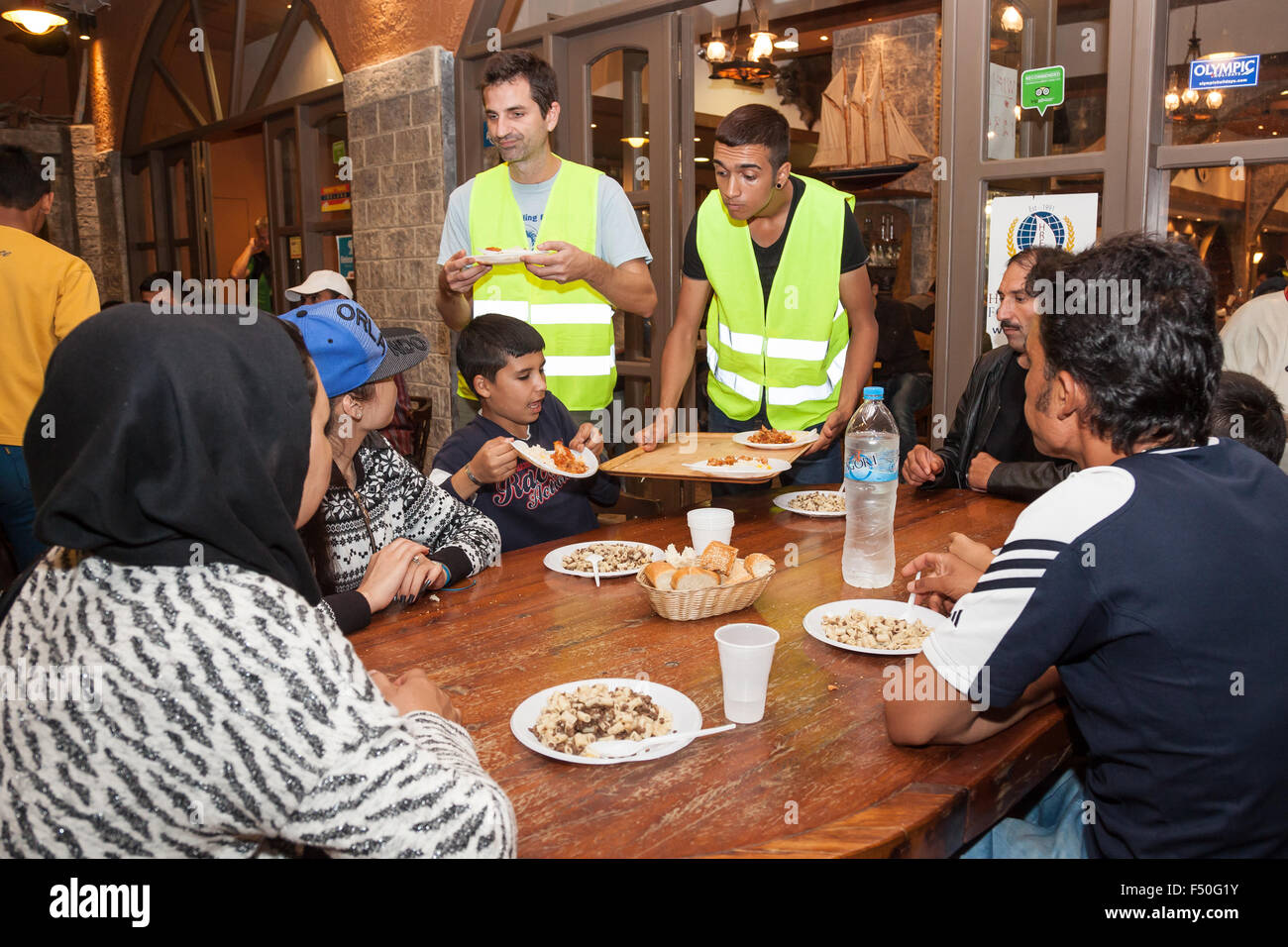 Ristorante Boomerang in Kos, Grecia serve cibo gratuito agli immigrati da Siria e Iran. Essa è supportata da Mersy Corps. Foto Stock