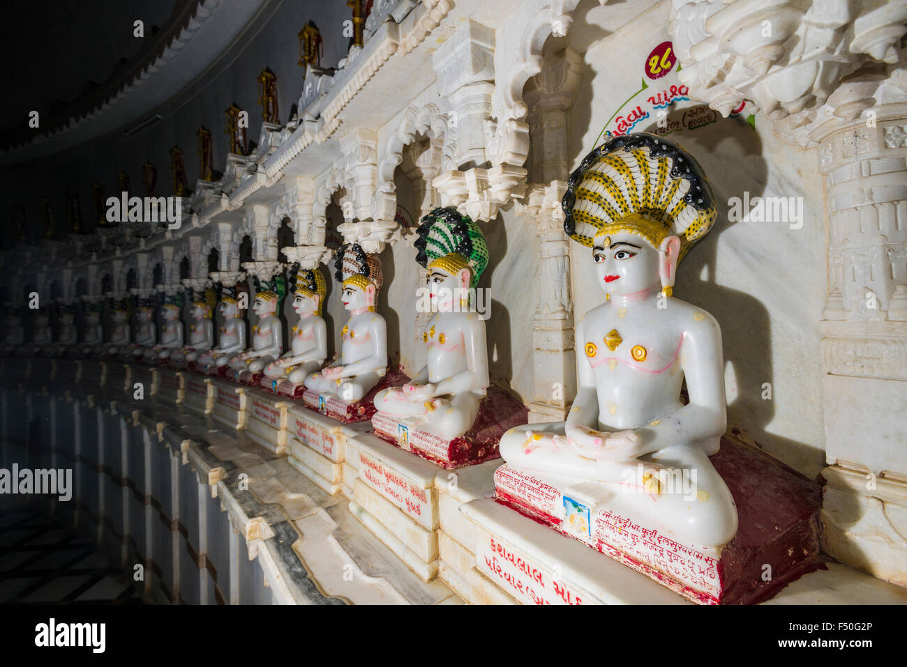 Statue in marmo di jain prophetes all interno del tempio di 108 jains, situato ai piedi del a shatrunjaya hill, uno dei principali del p Foto Stock