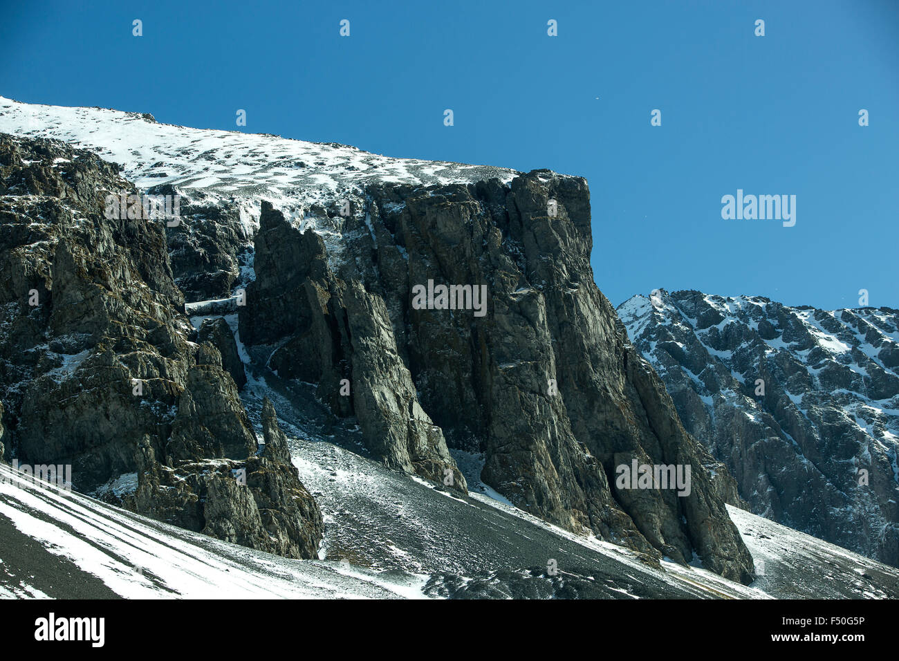 Coperte di neve montagna vulcanica di paesaggio in Islanda Foto Stock