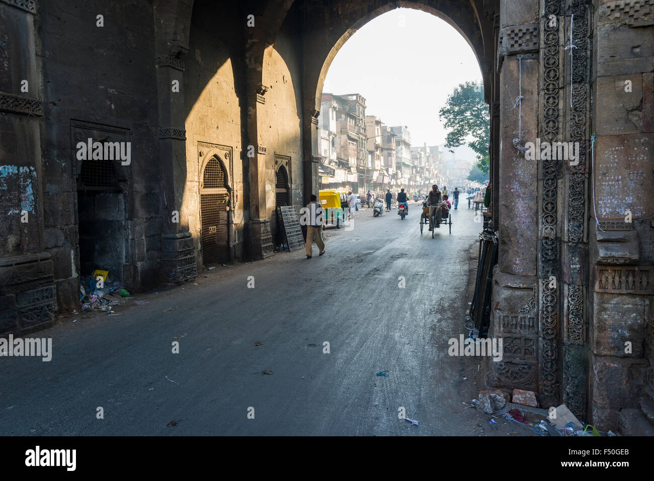 Una delle storiche porte della città della città vecchia con i pedoni e di un ciclo rikshaw Foto Stock