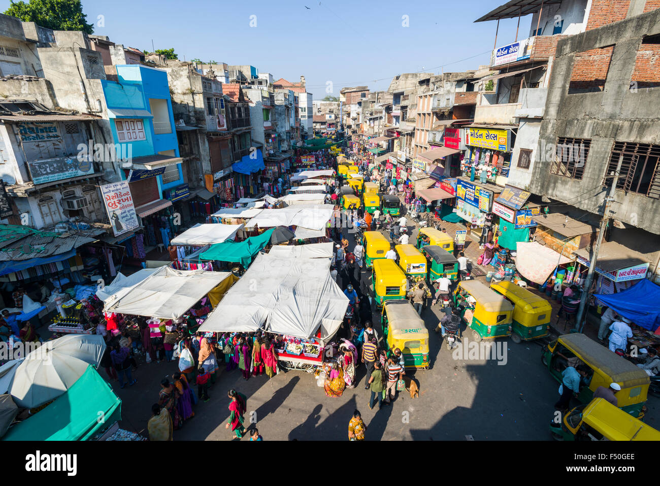 Una strada affollata con negozi e il traffico nella città vecchia area di mercato Foto Stock