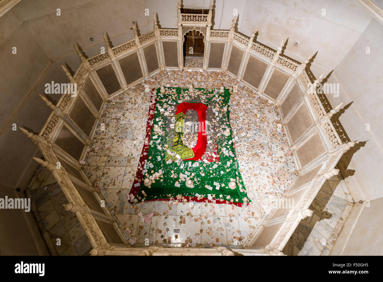 Sanctum con la tomba di dilras banu iniziata, all'interno di the bibi-ka-maqbara, costruito nel 1660 da aurangzeb in memoria della sua prima moglie Foto Stock