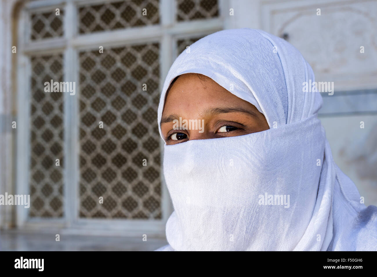 Un ritratto di una giovane donna musulmana, che copre il volto dal panno bianco e visitando il bibi-ka-maqbara, costruito nel 1660 da aurangze Foto Stock