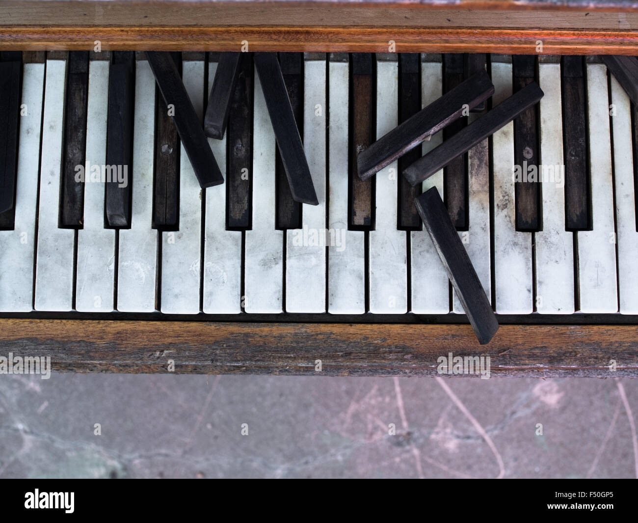Tastiera rotta tasti di un pianoforte in uno spazio pubblico di Austin in Texas Foto Stock