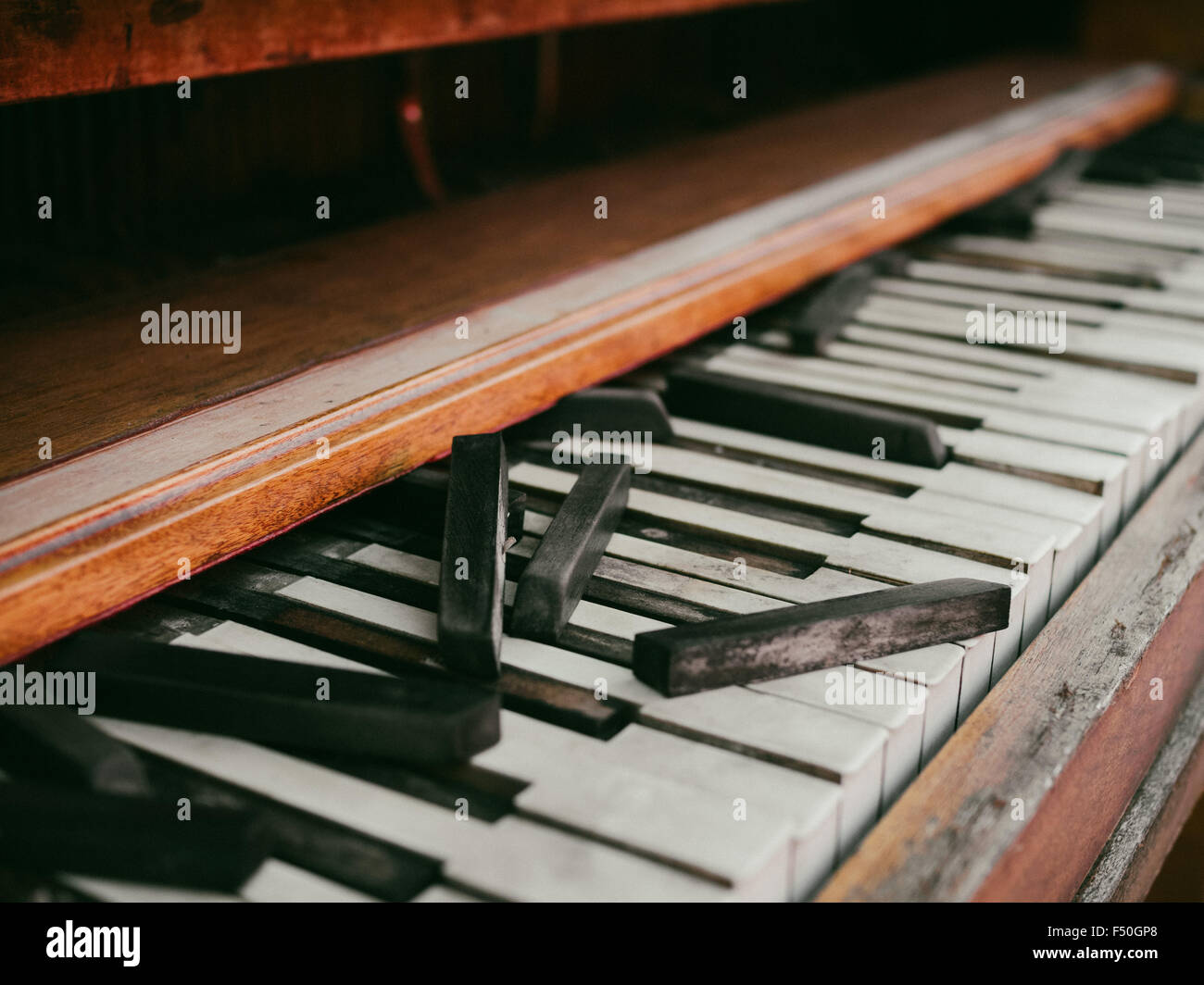 Tastiera rotta tasti di un pianoforte in uno spazio pubblico di Austin in Texas Foto Stock