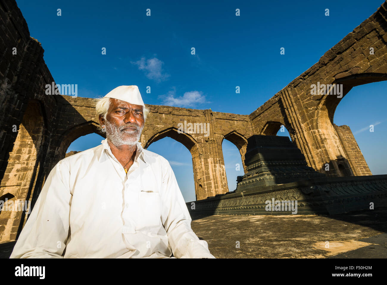 Un ritratto di una guardia locale davanti alle rovine del mahal einapur lambani tanda, seconda prova prima di costruire il gol gumbaz Foto Stock