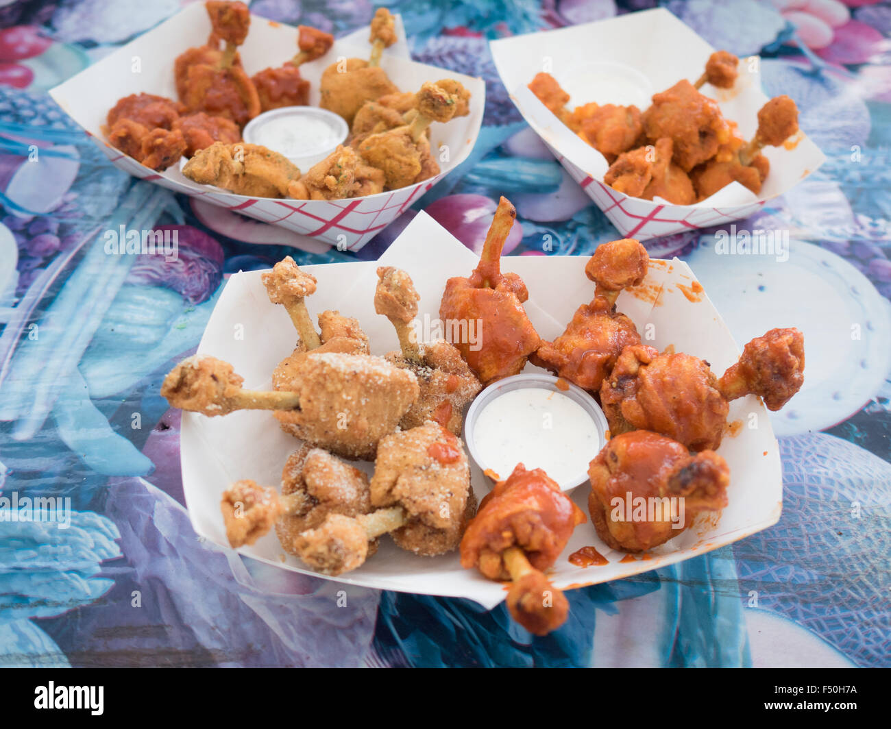 Pollo lecca-lecca ali a caldo su di un banco di picnic di Austin in Texas Foto Stock