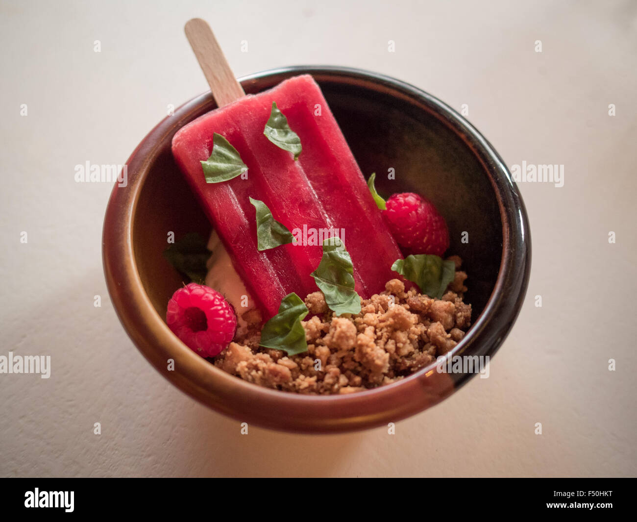 Un gourmet, lampone ghiaccioli con basilico e la panna cotta a Ramen Tatsuya di Austin in Texas Foto Stock