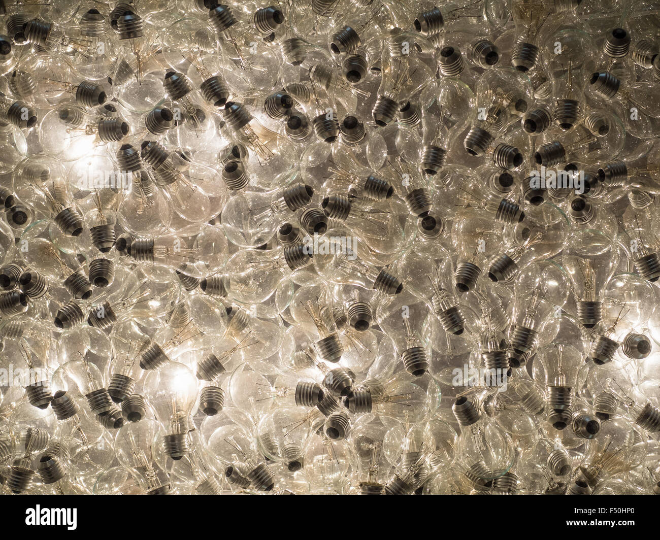 Centinaia di vecchie lampadine ad incandescenza impilati uno sull'altro Foto Stock