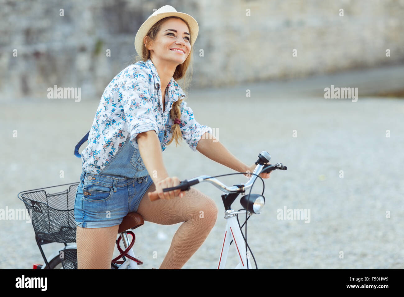 Bella donna felice con la bicicletta sulla spiaggia Foto Stock