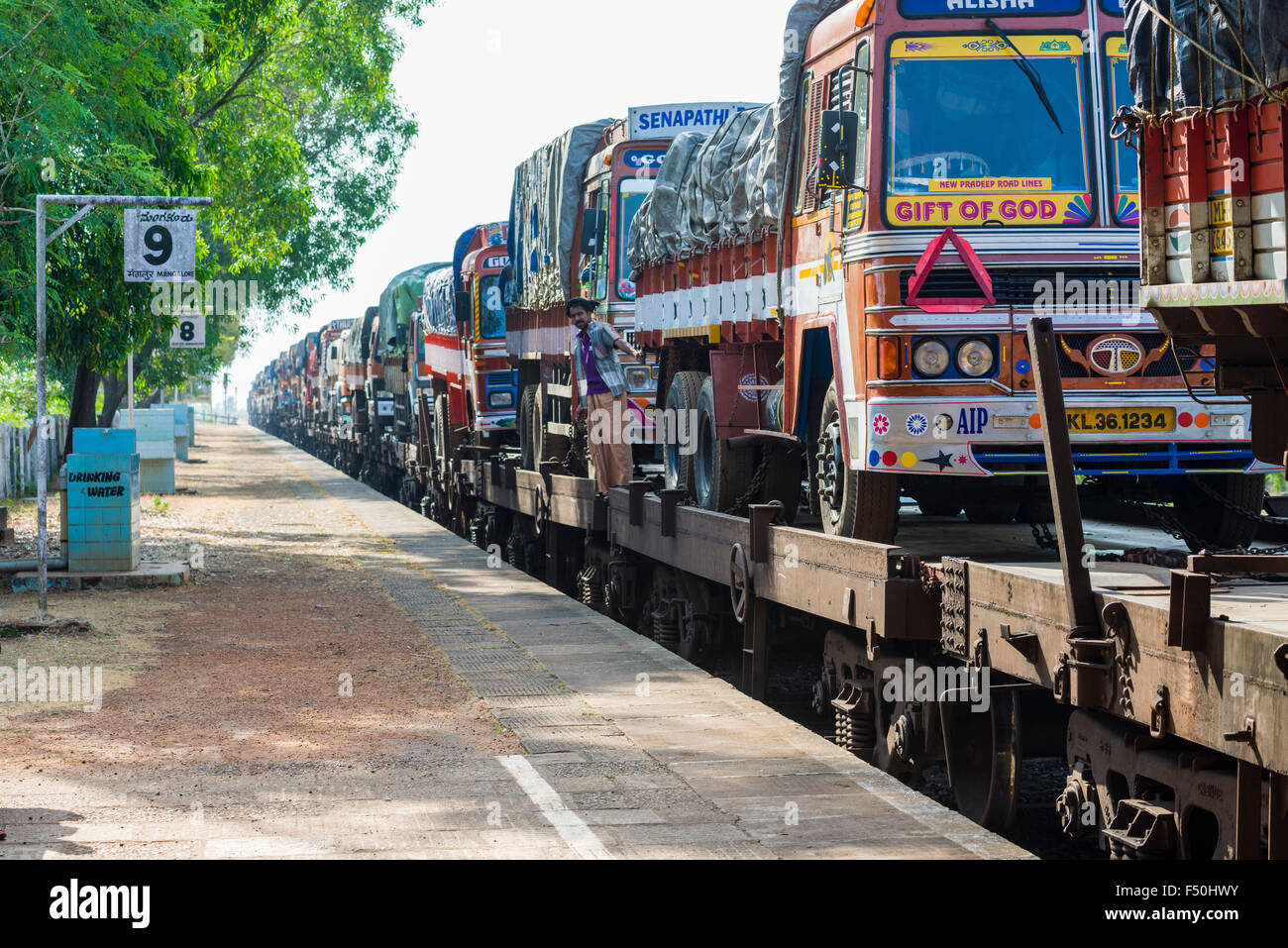 I carrelli sono posizionati su carrozze ferroviarie per ottenere trasportati più rispettosi dell'ambiente sulle lunghe distanze Foto Stock