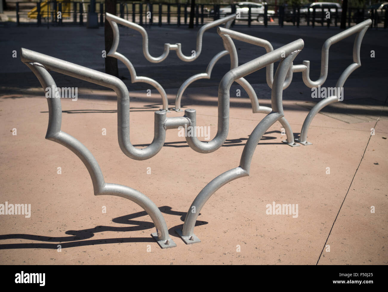 Bat Città Austin, Texas - portabiciclette sagomata come i pipistrelli al di fuori del Austin Convention Center. Foto Stock