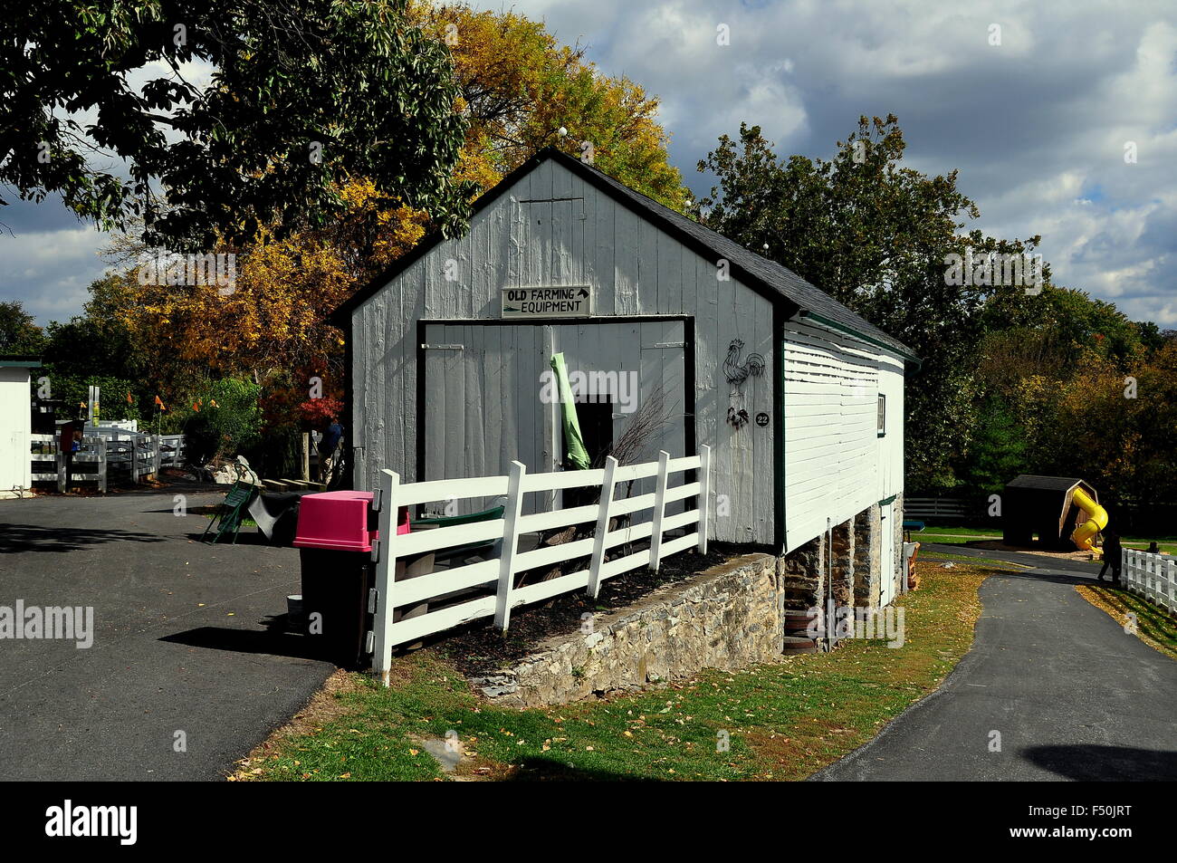 Lancaster, Pennsylvania: vecchia attrezzatura agricola-shed fienile di mais presso la fattoria Amish e Casa Museo Foto Stock