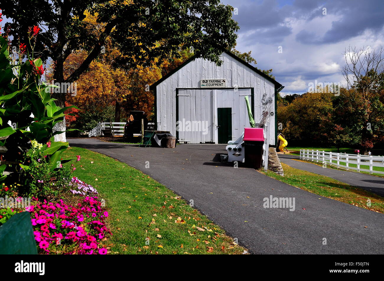 Lancaster, Pennsylvania: vecchia attrezzatura agricola capannone presso la fattoria Amish e Casa Museo Foto Stock
