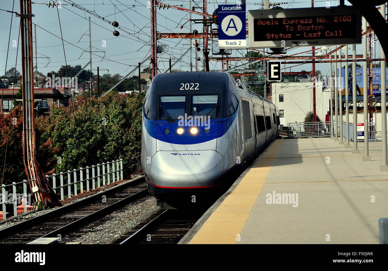 Wilmington, Delaware: Amtrak's Acela Express Train #2160 arrivando sulla via 2 a Wilmington stazione ferroviaria Foto Stock