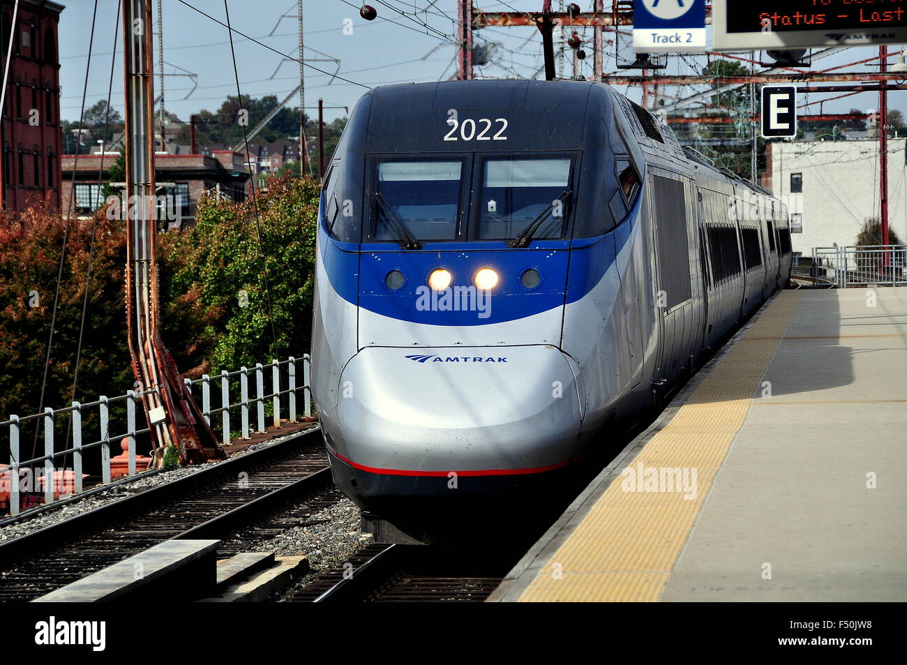 Wilmington, Delaware: Amtrak's treno Acela #2160 arrivando sulla via 2 a Wilmington stazione ferroviaria Foto Stock