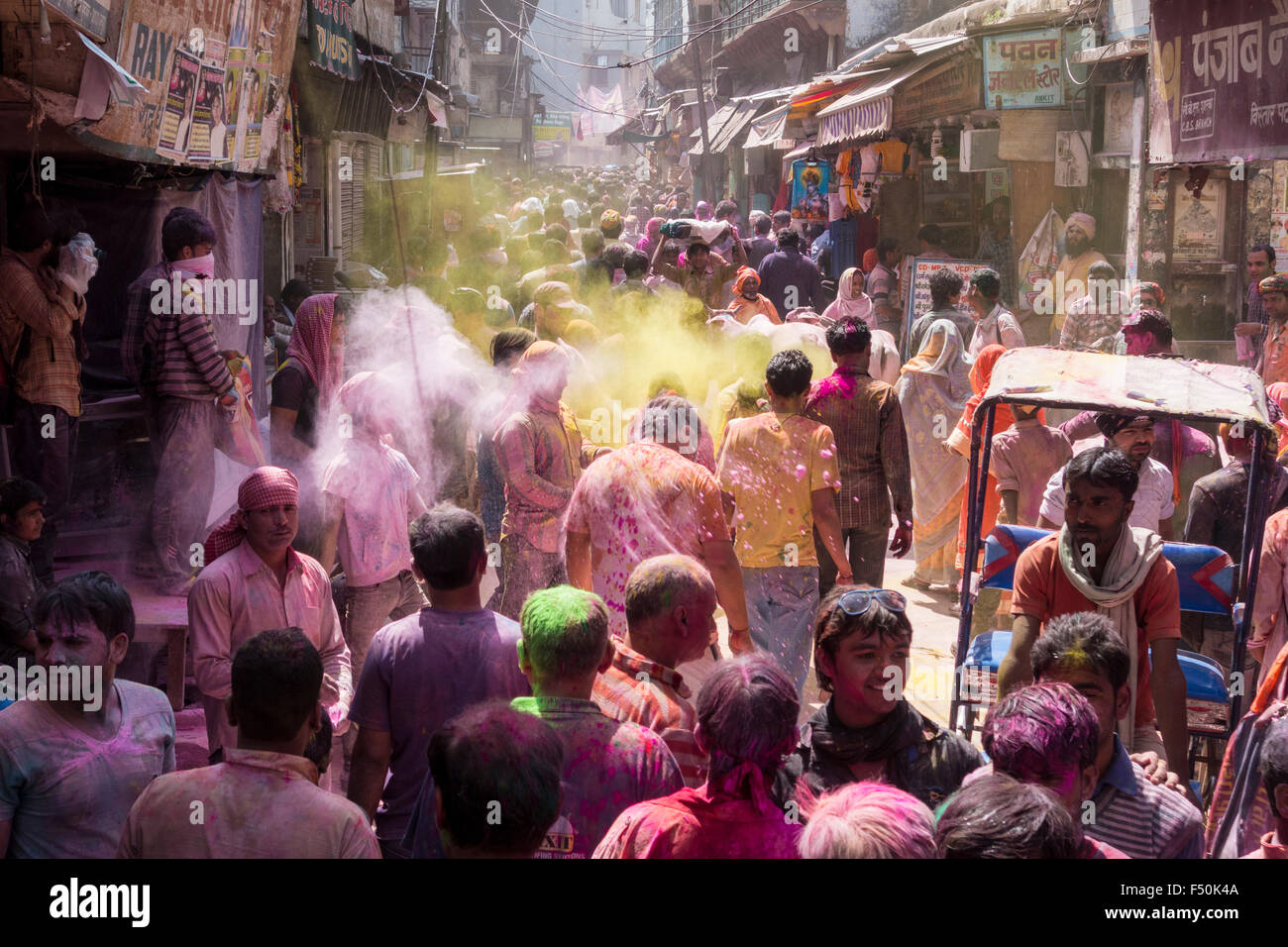 Migliaia di devoti celebrano Holi festival ampiamente gettando colorpowder e acqua nelle strade Foto Stock