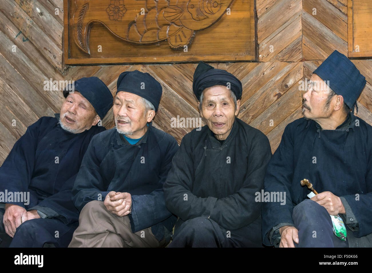 Quattro vecchi amici, etniche Miao uomini, Langde Shang Miao Village, Guizhou, Cina Foto Stock