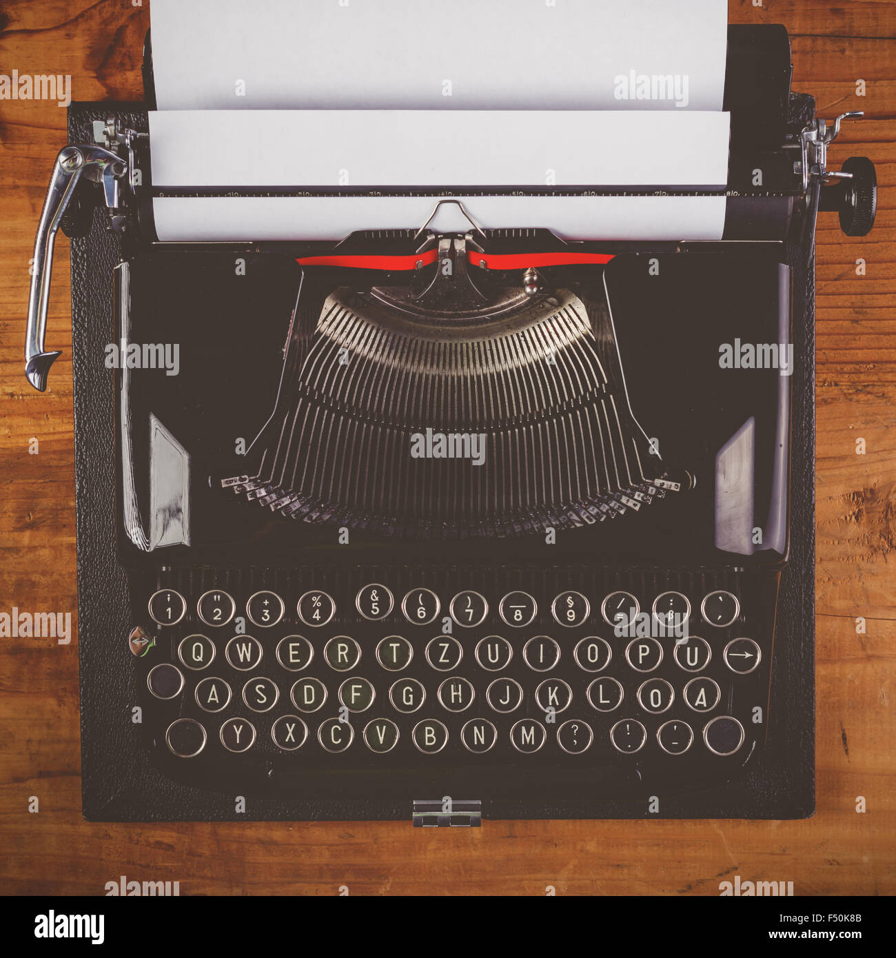 Vecchia macchina macchina da scrivere con la carta top view retrò immagine dai toni Foto Stock