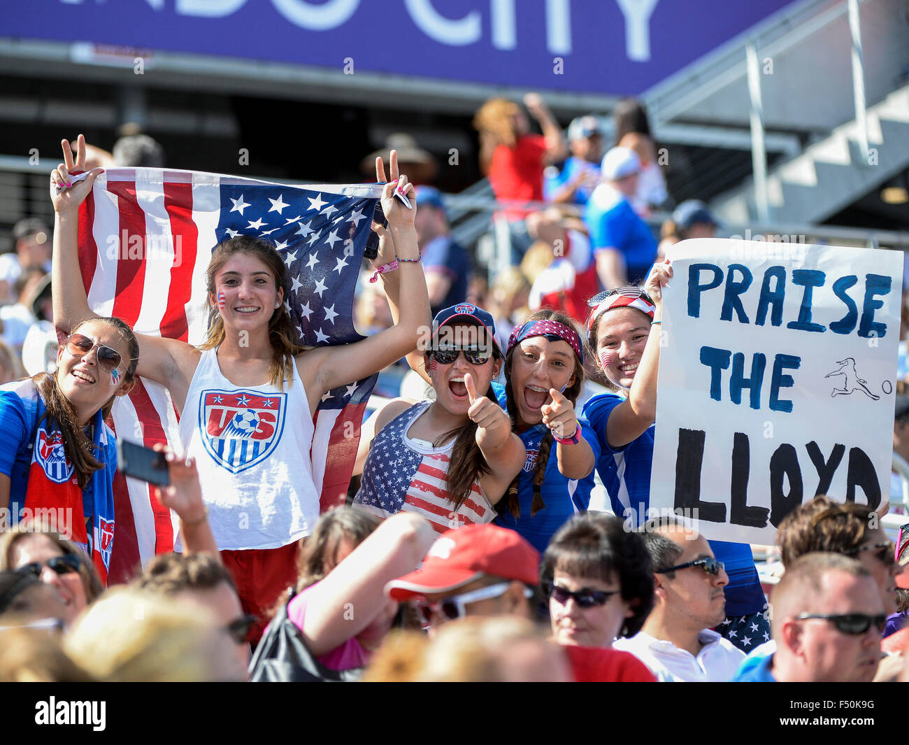 Orlando, FL, Stati Uniti d'America. 25 ott 2015. Stati Uniti' fan ci mostrano il supporto durante il primo semestre del gioco del calcio azione tra Stati Uniti Nazionale Femminile e il Brasile in Orlando Citrus Bowl di Orlando, Fl. Romeo T Guzman/CSM/Alamy Live News Foto Stock