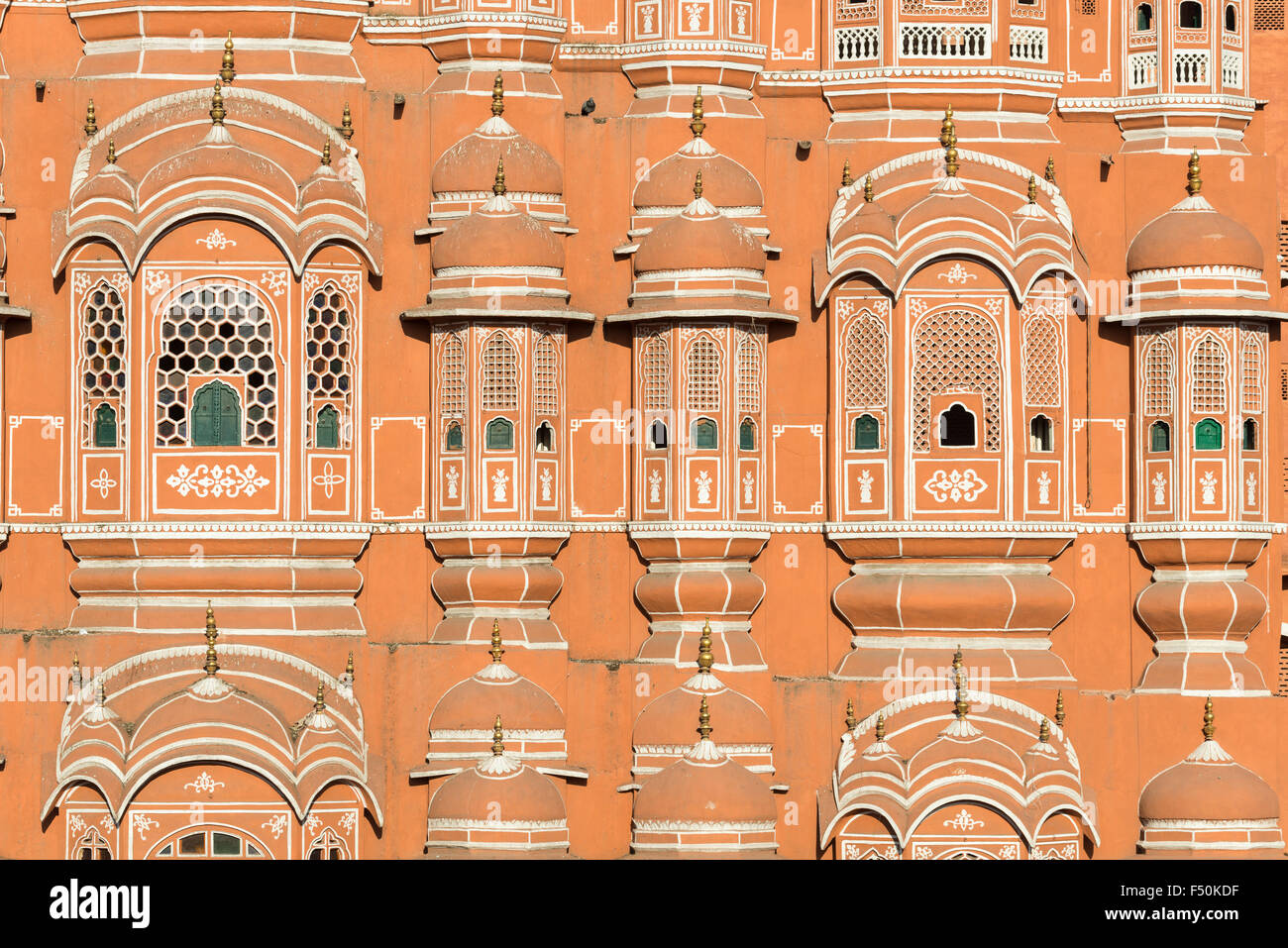 Dettaglio del Hawa Mahal, palazzo dei venti, una delle maggiori attrazioni turistiche della cinta di mura della città rosa Foto Stock