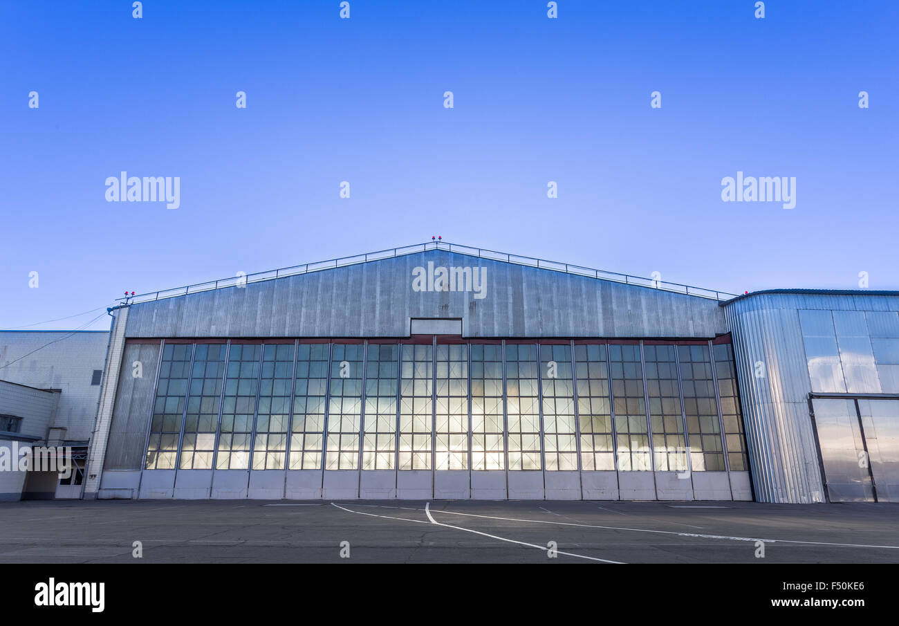 Aeromobili di grandi dimensioni hangar per aerei Foto Stock