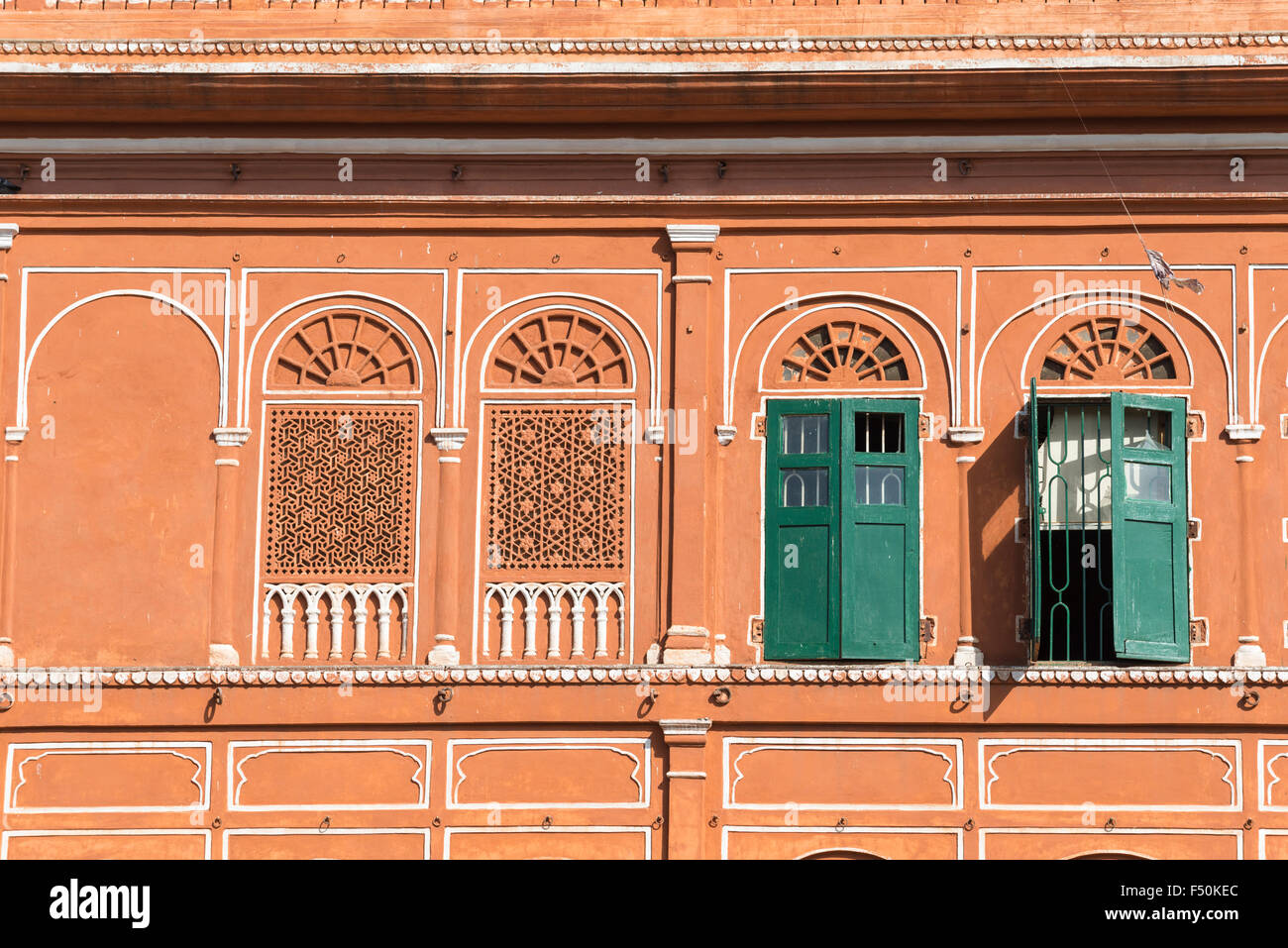 Parte della facciata di una della terracotta case colorate della cinta di mura della città rosa Foto Stock