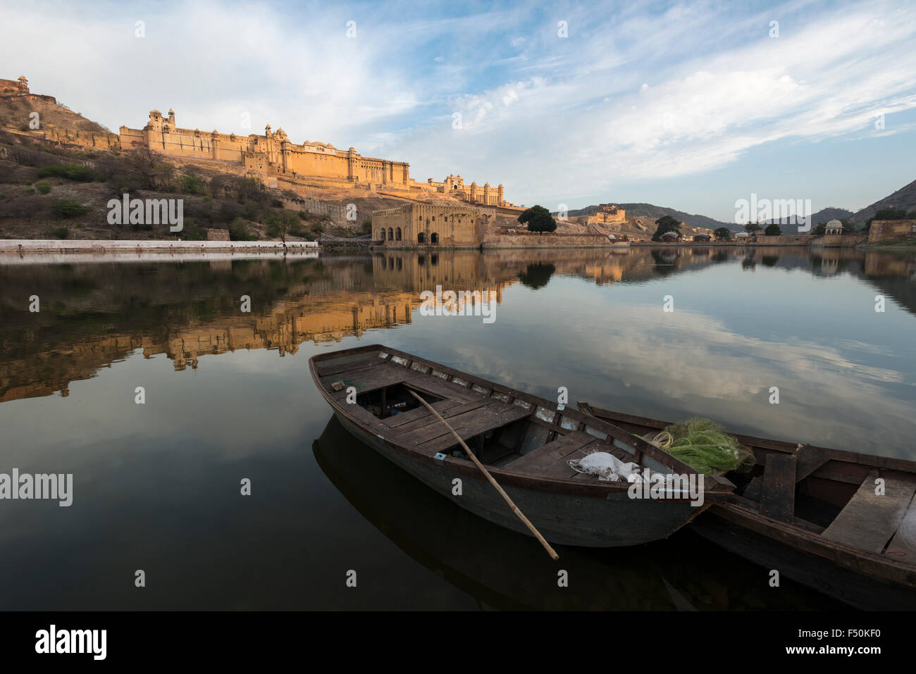 Forte Amber, splendidamente situato sul pendio di una collina, il mirroring è nel lago maota al di sotto di Foto Stock