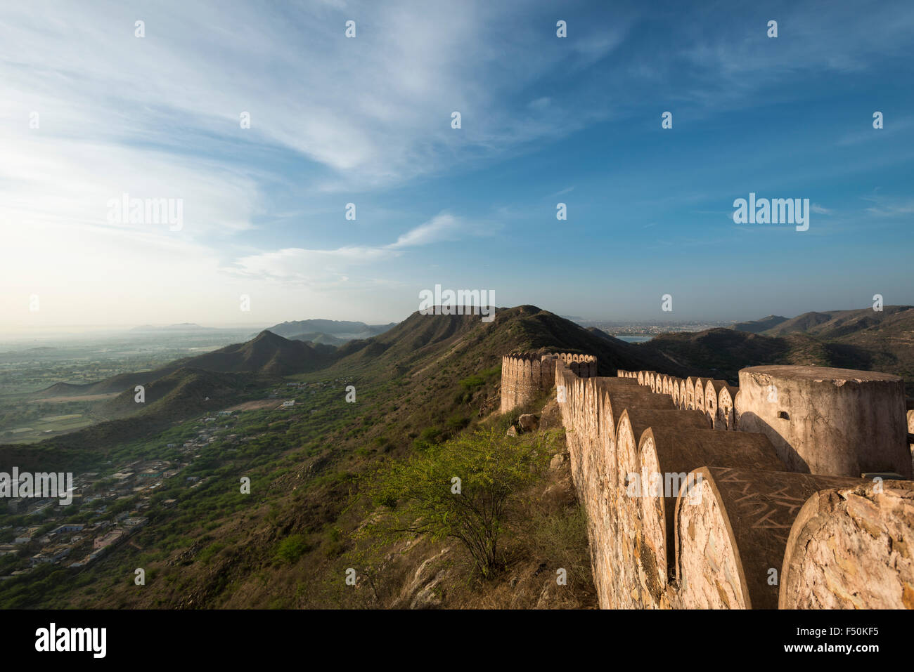 Paesaggio intorno al forte amber con parte di un vecchio muro, cielo blu e colline in lontananza Foto Stock