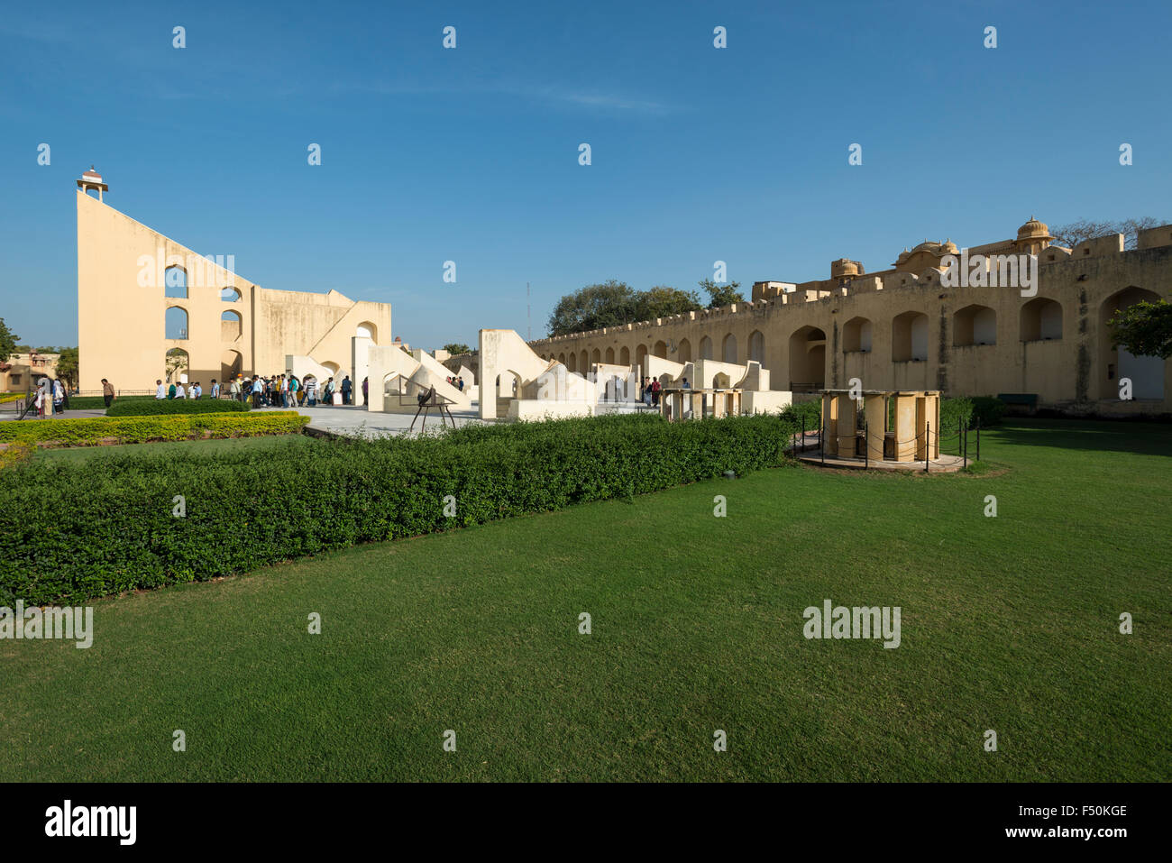 Alcuni dei beni architettonici strumenti astronomici a Jantar Mantar, costruito da Sawai Jai Singh Foto Stock