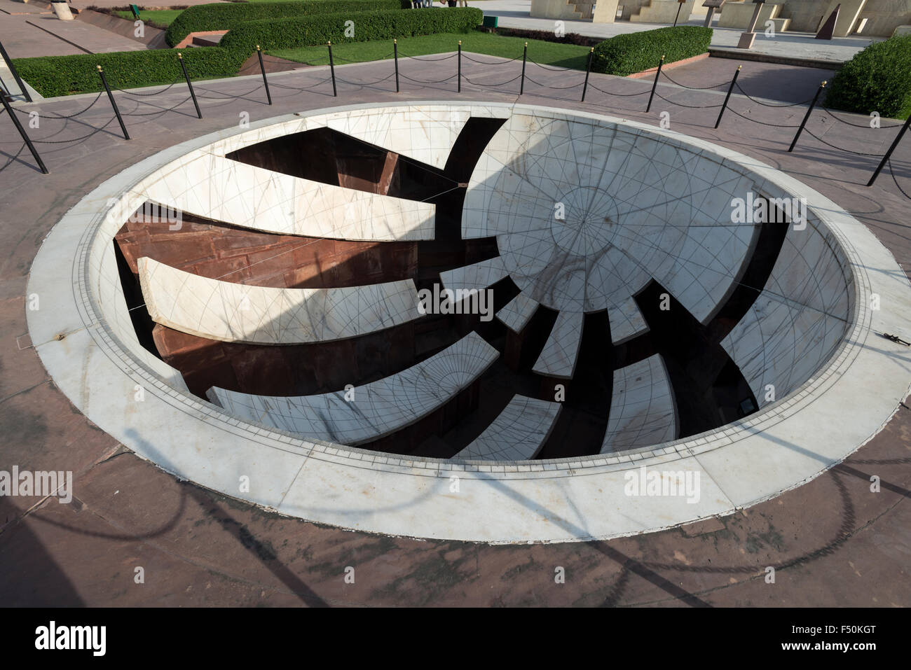 Alcuni dei beni architettonici strumenti astronomici a Jantar Mantar, costruito da Sawai Jai Singh Foto Stock