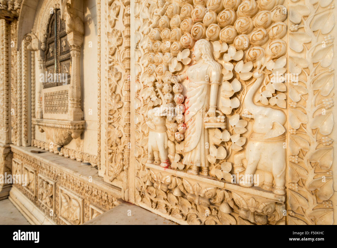 Belle incisioni rupestri presso il cancello di Karni Mata Temple, un famoso tempio indù dedicato a karni mata. È noto anche come il Foto Stock