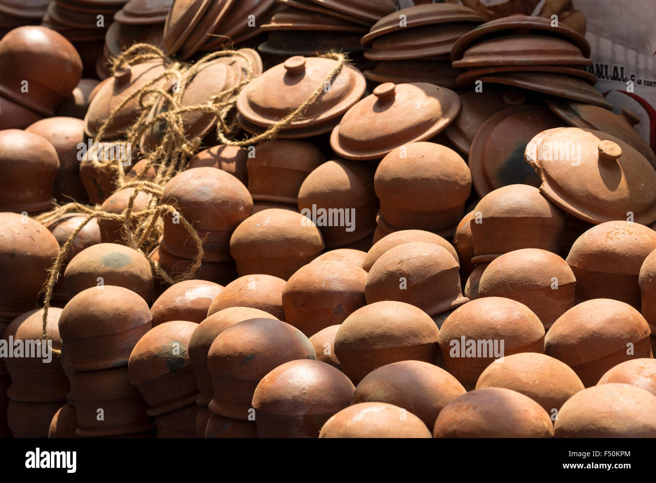 Pentole di creta per la cottura sono in vendita in una strada trafficata durante il festival pongala Foto Stock