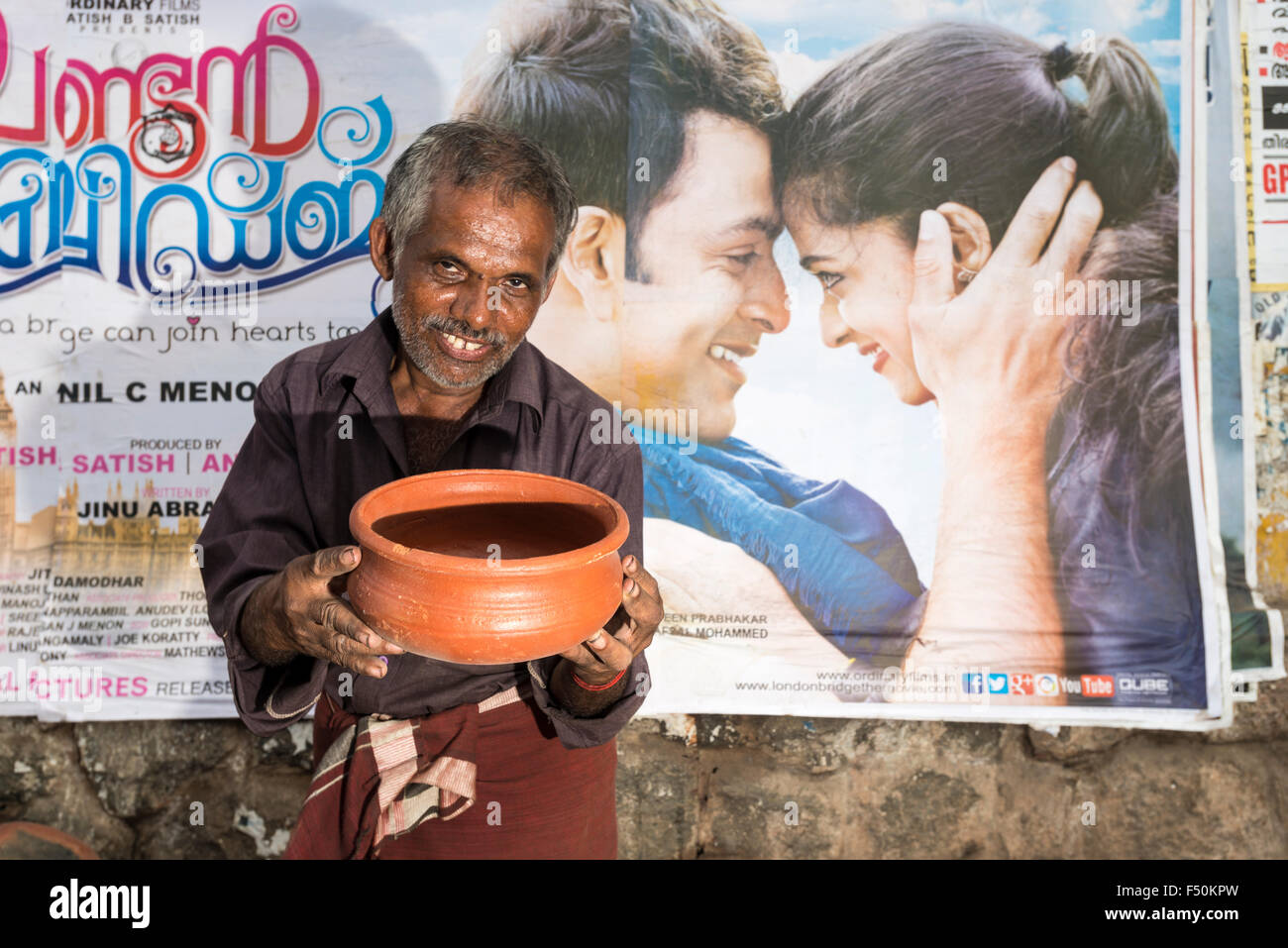 Pentole di creta per la cottura sono in vendita in una strada trafficata durante il festival pongala Foto Stock