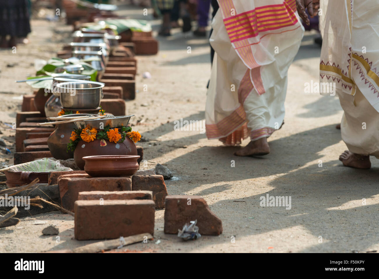 Semplice forni per la cottura di prasad sono impostati in una strada trafficata durante il festival pongala Foto Stock