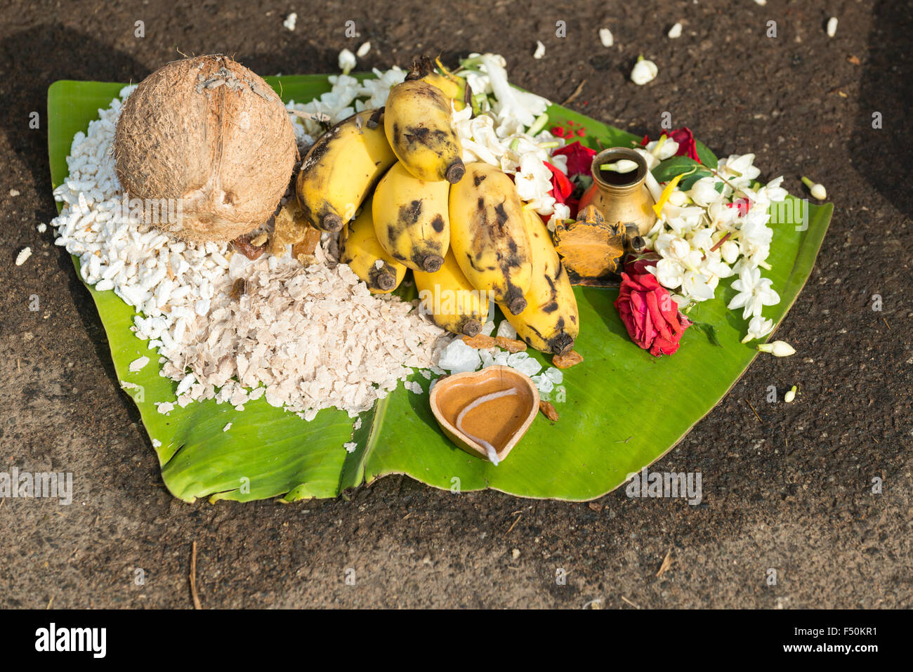 Prasad offerte come le banane, il riso e il ghee per ottenere cotti, sono impostati in una strada trafficata durante il festival pongala Foto Stock