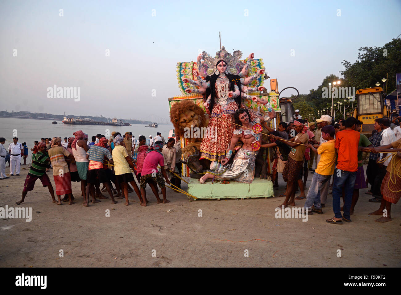 Kolkata, India. 25 ott 2015. Bhasan o immersione di Durga idolo nel fiume Gange porta il termine di cinque giorni di lunga Durga Puja festival. Oggi è l'ultimo giorno di immersione di Durga. Kolkata Corporation prende provvedimenti per mantenere il fiume Gange pulire da inquinamenti dovuti a questa immersione in questa occasione. Credito: Saikat Paolo/Pacific Press/Alamy Live News Foto Stock