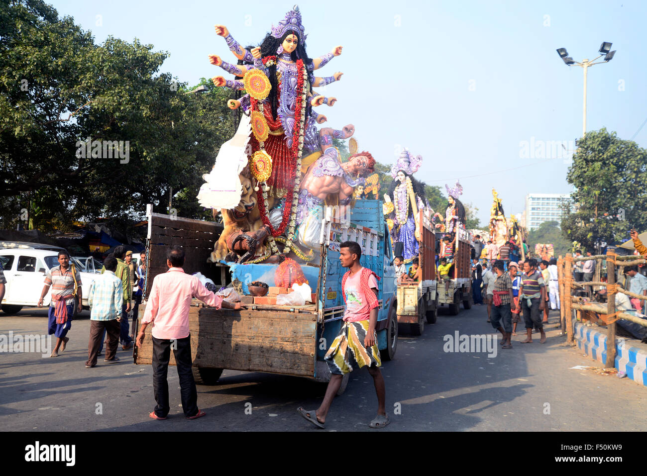 Kolkata, India. 25 ott 2015. Bhasan o immersione di Durga idolo nel fiume Gange porta il termine di cinque giorni di lunga Durga Puja festival. Oggi è l'ultimo giorno di immersione di Durga. Kolkata Corporation prende provvedimenti per mantenere il fiume Gange pulire da inquinamenti dovuti a questa immersione in questa occasione. Credito: Saikat Paolo/Pacific Press/Alamy Live News Foto Stock