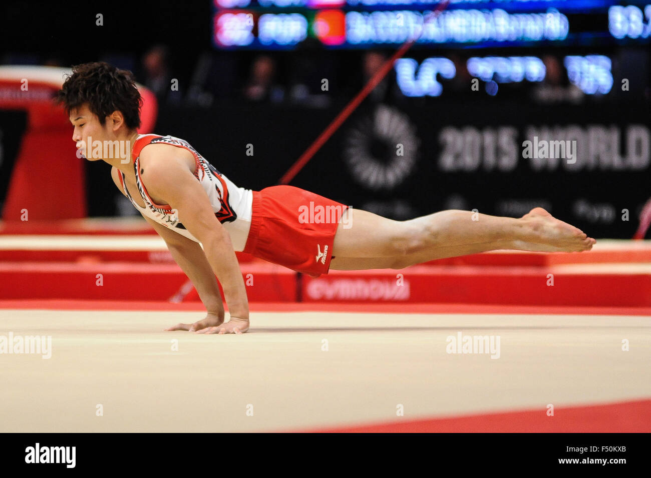 KAZUMA kaya dal Giappone compete sul pavimento durante il turno preliminare del Mondiale 2015 Campionati di ginnastica tenutasi a Glasgow, UK. 25 ott 2015. Credito: Amy Sanderson/ZUMA filo/Alamy Live News Foto Stock