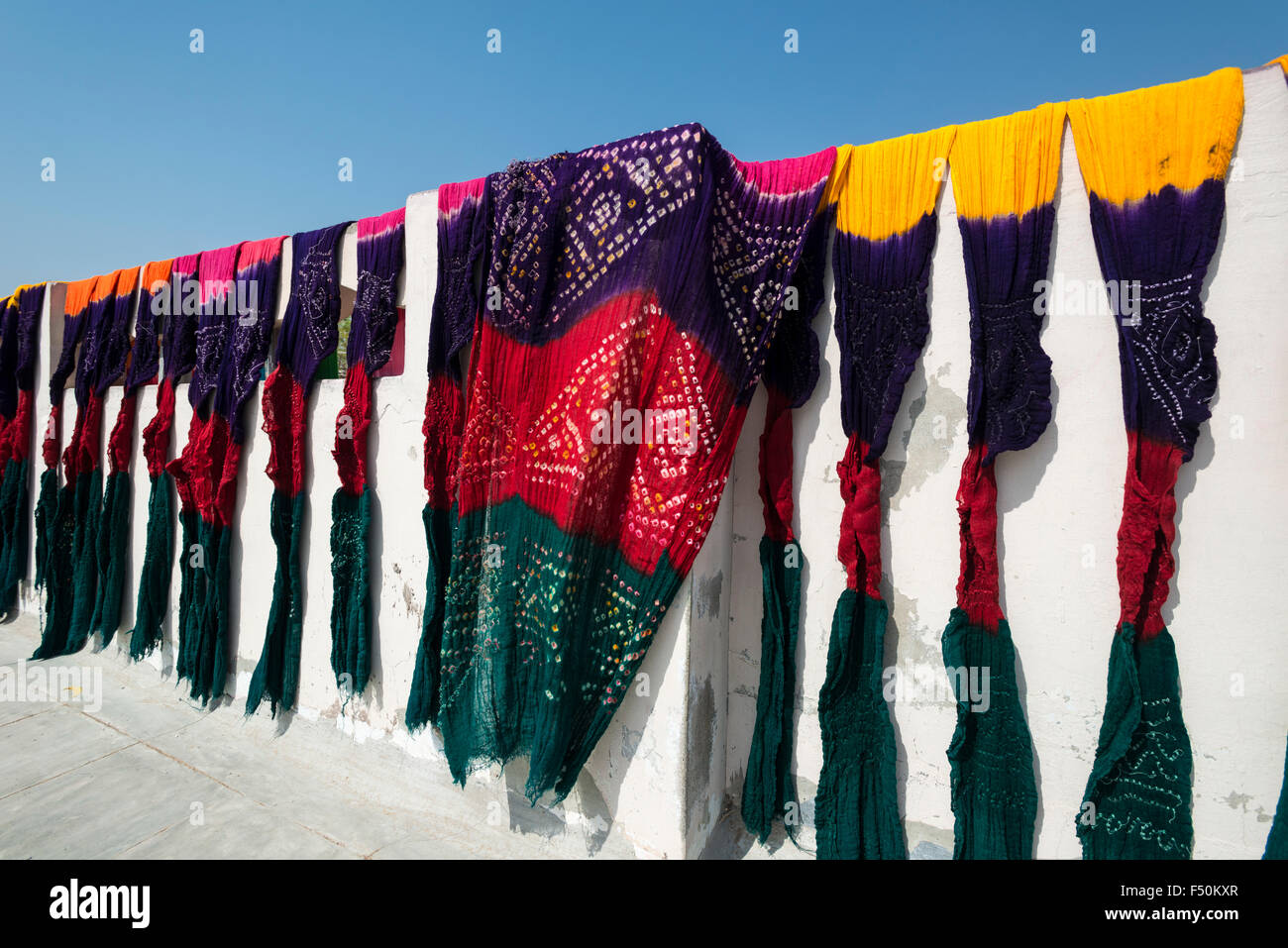 Materiale colorato per principalmente sari e sciarpe, tinto in tecnica tradizionale a mano, è di essiccazione al sole Foto Stock