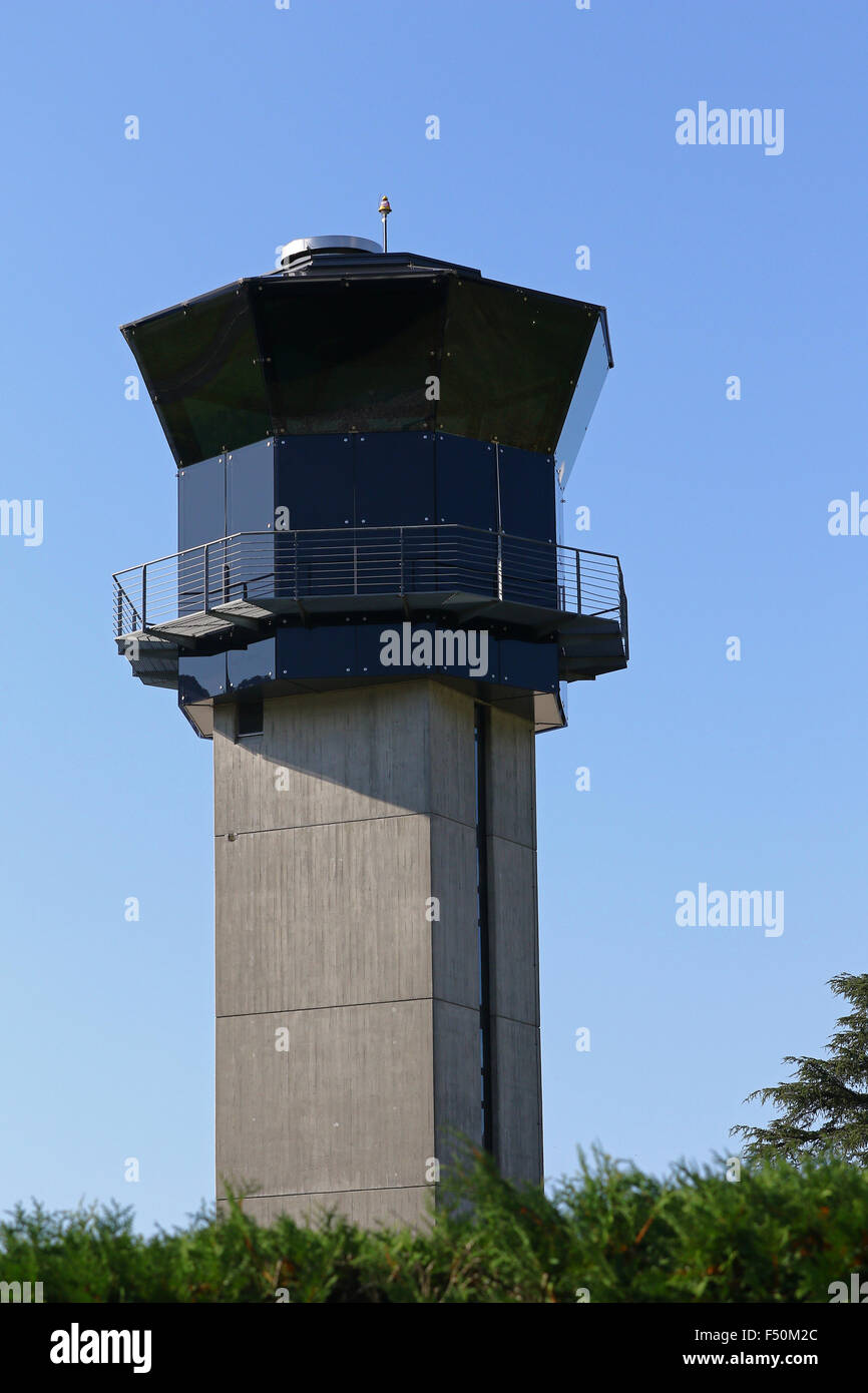 Torre di controllo contro un cielo blu chiaro Foto Stock