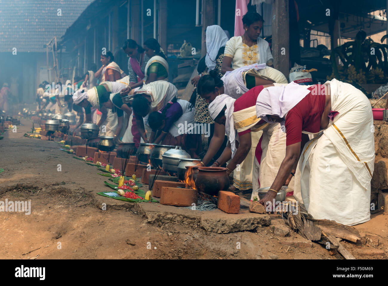 Molte donne, 3,5 milioni in totale sono in cottura prasad sul fuoco aperto in strade affollate durante il festival pongala Foto Stock