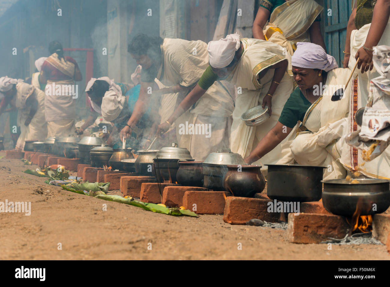 Molte donne, 3,5 milioni in totale sono in cottura prasad sul fuoco aperto in strade affollate durante il festival pongala Foto Stock