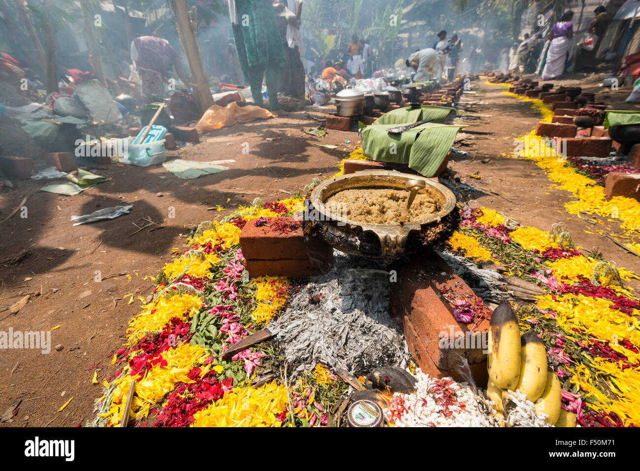Molte donne, 3,5 milioni in totale sono in cottura prasad sul fuoco aperto in strade affollate durante il festival pongala Foto Stock