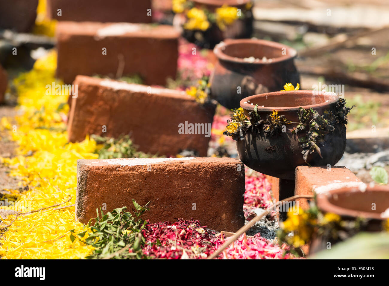 Pentole di creta sono usati per la cottura in una strada trafficata durante il festival pongala Foto Stock