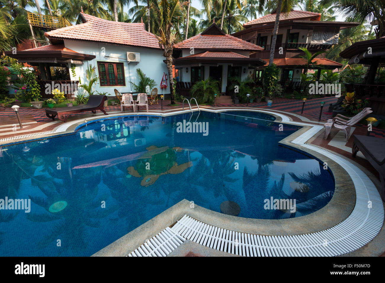 Uno dei molti lussuosi resort benessere con piscina e capanne sulla scogliera a nord di Varkala Beach Foto Stock
