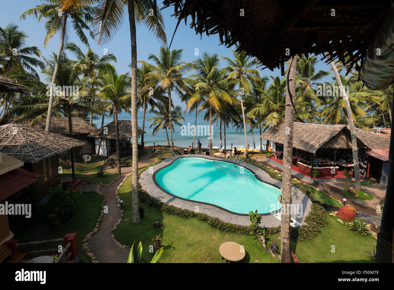 Uno dei molti lussuosi resort benessere con piscina e capanne sulla scogliera a nord di Varkala Beach Foto Stock