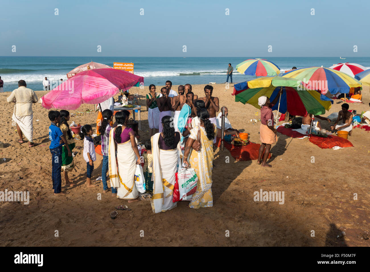 Numerosi sono i sacerdoti che offrono i veli tarpanam pooja, un addio rituale per passate ai membri della famiglia sulla spiaggia Foto Stock