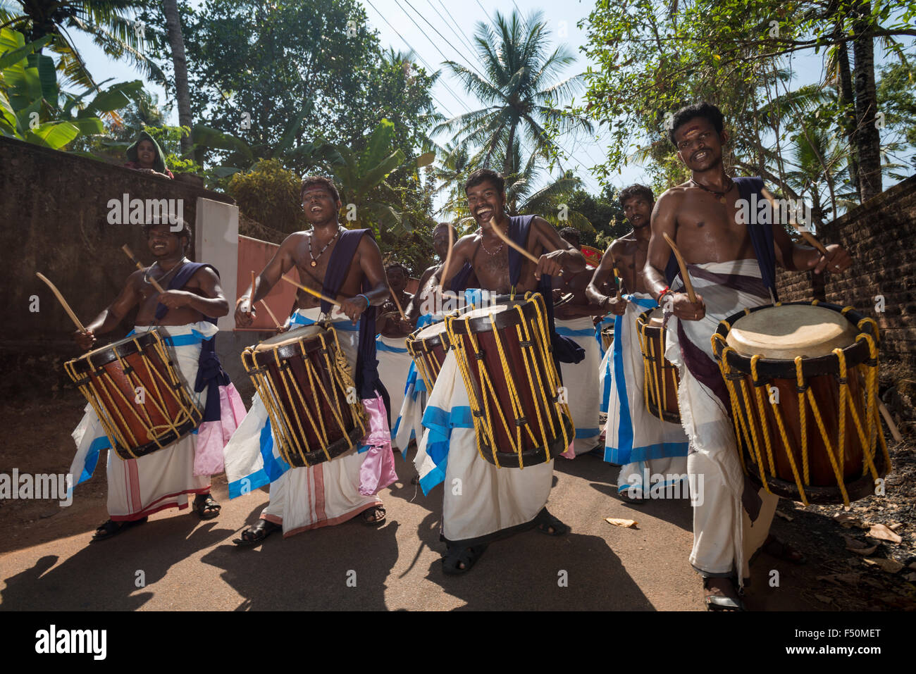 Un gruppo di percussionisti è di suonare i loro strumenti in un tempio festival Foto Stock