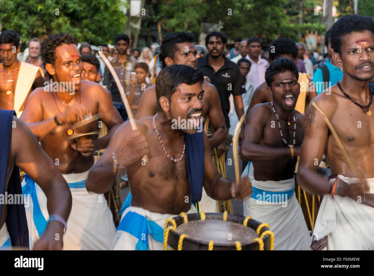 Un gruppo di percussionisti è di suonare i loro strumenti in un tempio festival Foto Stock
